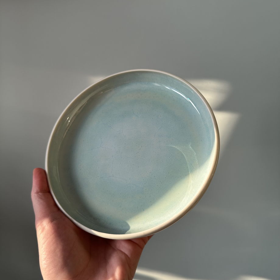 Тарелка бело-бирюзовая плоская ручной работы, "Лазурь"