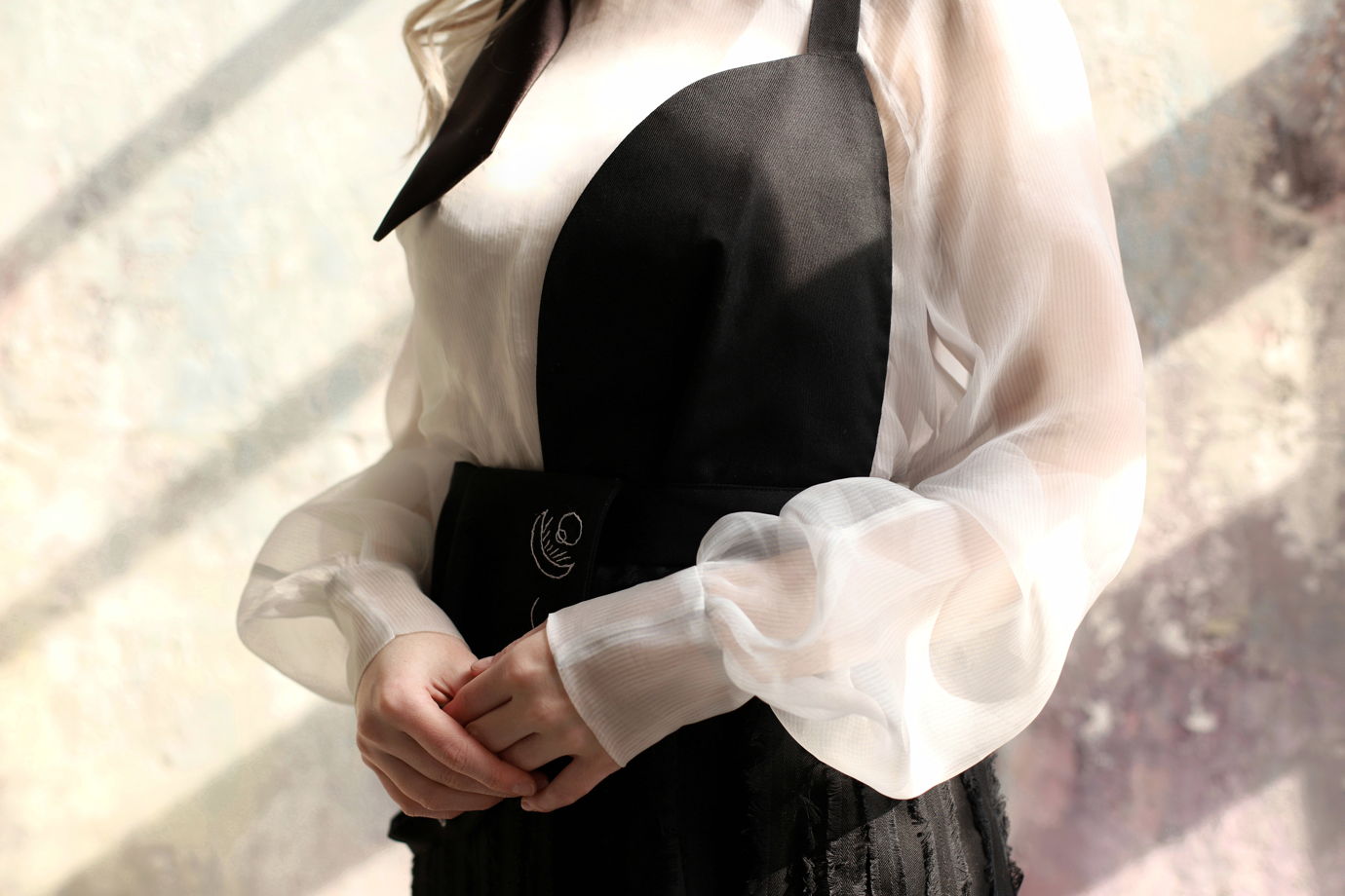 Прозрачная блузка из шелковой органзы с объемными рукавами