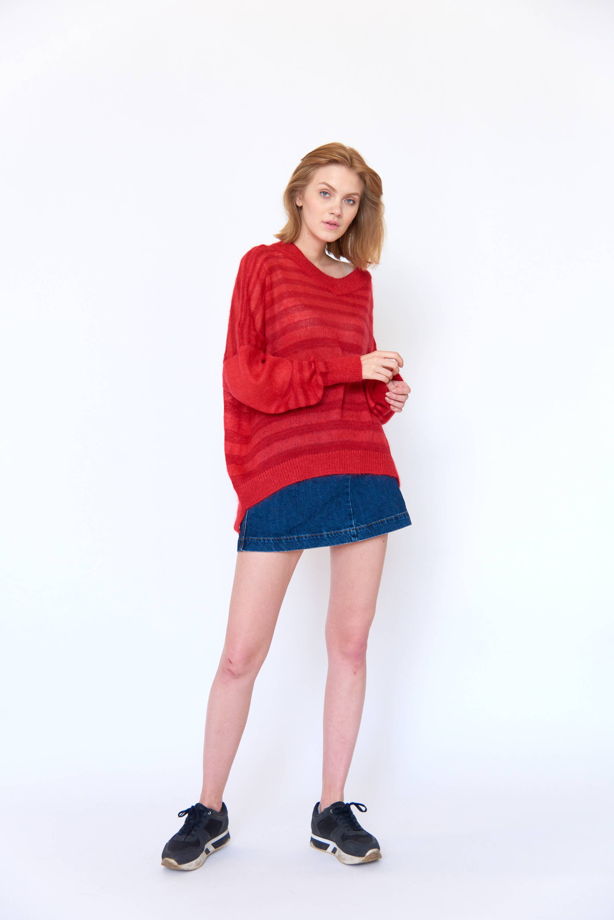 Красный свитер оверсайз в полоску
