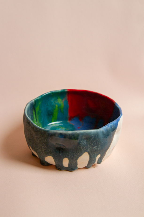 Керамическая миска-боул ручной работы из белого полуфарфора, покрытая зеленой, синей, красной, салатовой глазурями