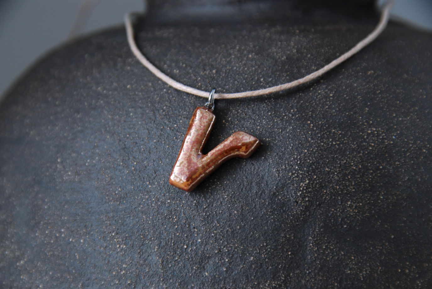 Буквы-буквицы керамические ручной работы В, О и V