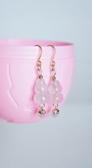 Позолоченные серьги в виде колокольчиков из натурального розового кварца