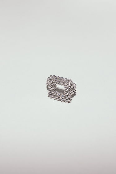Кольцо из бисера, покрытого серебром.