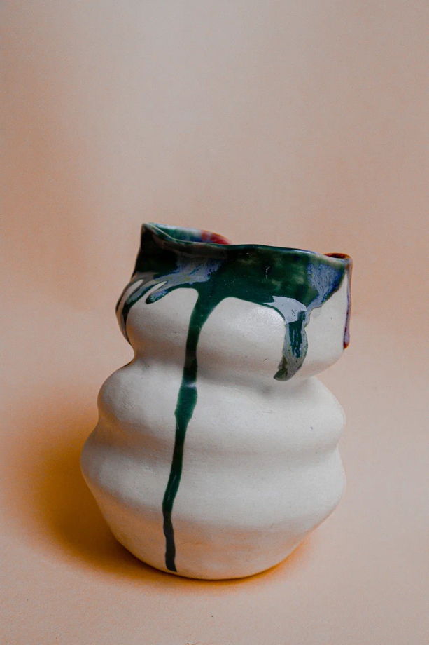 Керамическая ваза из белого полуфарфора, покрытая красной, зеленой, синей глазурью ручной работы