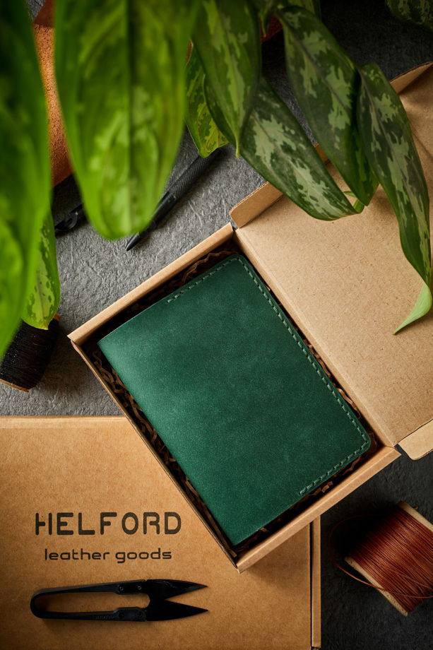 Обложка для паспорта кожаная ручной работы зеленая HELFORD Cover