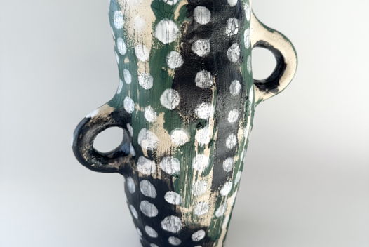 Керамическая черно-зеленая арт ваза «dots»  с росписью «белые точки» ручной лепки