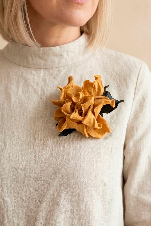 Желтая брошь цветок из льна
