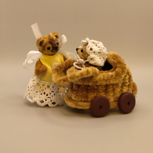 Мама медведица и малыш мишка с коляской