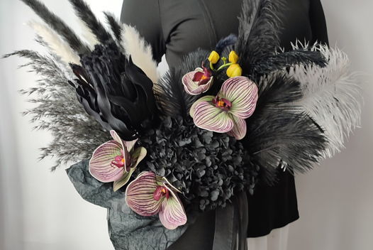 Сухоцветы в черной коробке