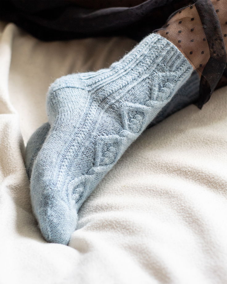 Вязаные шерстяные женские носки голубого цвета
