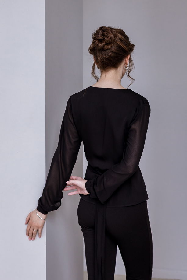 Черная женская блузка из вискозы