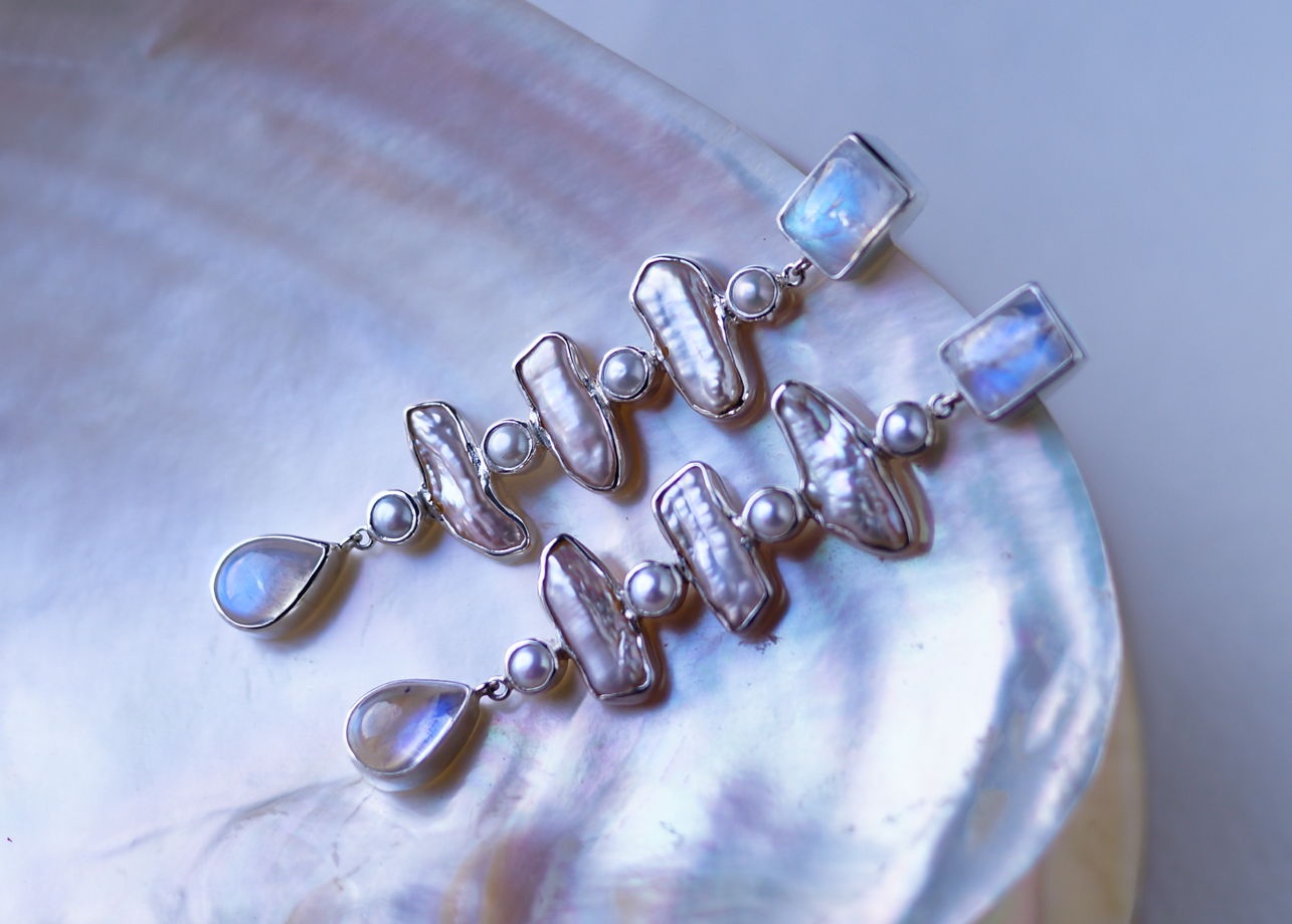 Роскошные серебряные серьги с ярким лунным камнем и натуральным барочным жемчугом