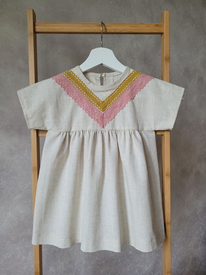 Льняное платье для девочки 2-3 лет с отделкой из кружевной тесьмы