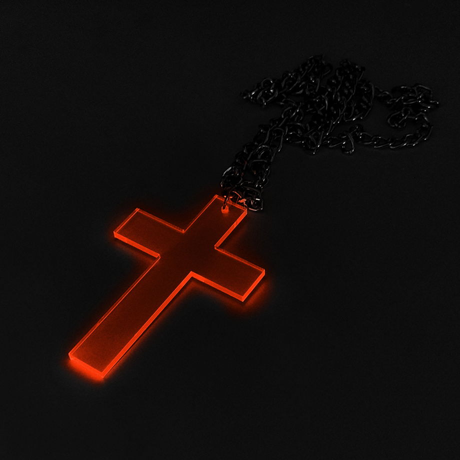 Подвеска в виде оранжевого креста из флуоресцентного пластика на цепочке