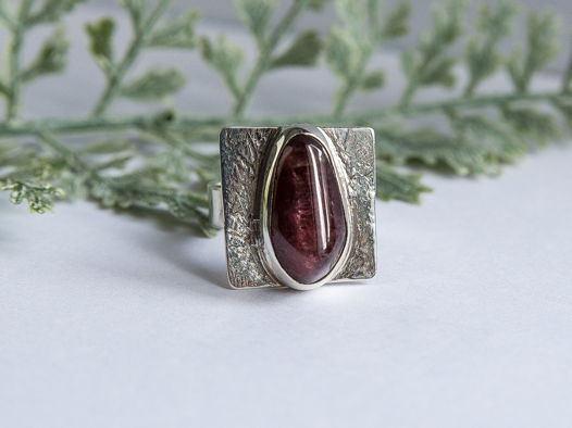 Уникальное серебряное кольцо с малиновым турмалином