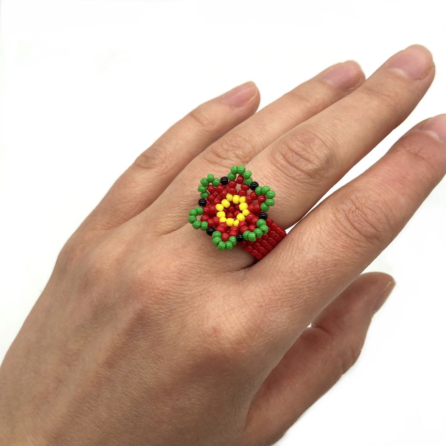Кольцо-цветок из бисера