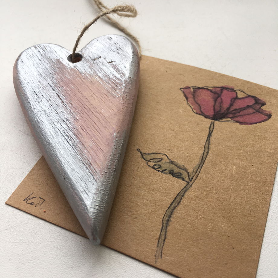Подарочный набор деревянное сердечко розовое с серебром и ручная открытка розовый мак