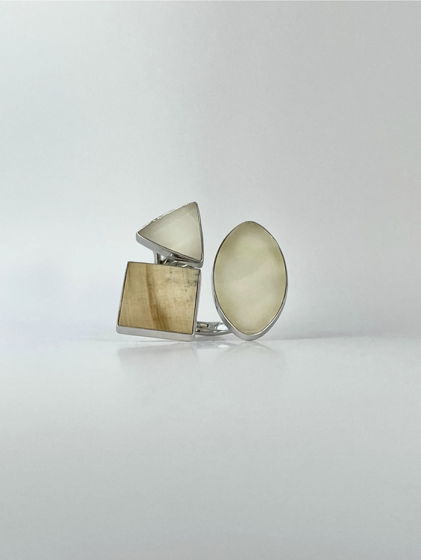 Кольцо из серебра с тремя камнями, молочным нефритом, белым нефритом и окаменелым деревом. Trifolié S4.