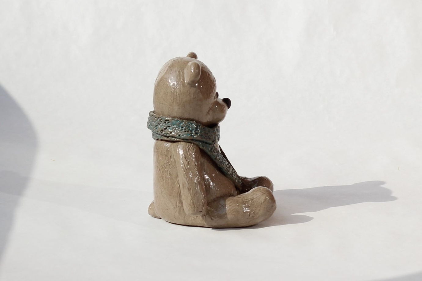Фигурка керамического Мишки ручной работы, серый с голубым шарфом