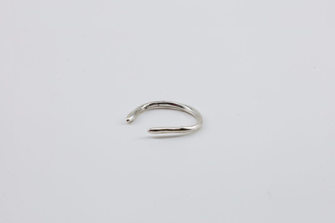Разомкнутое серебряное кольцо на фалангу из серии «illusory»