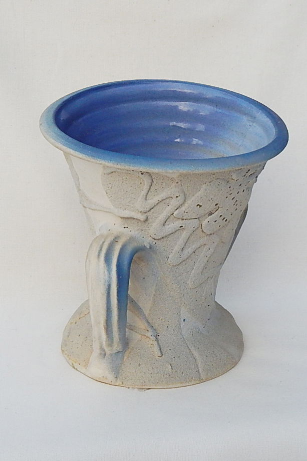 Керамическая ваза- кубок с рельефом горнолыжного снежного склона. "Горы".