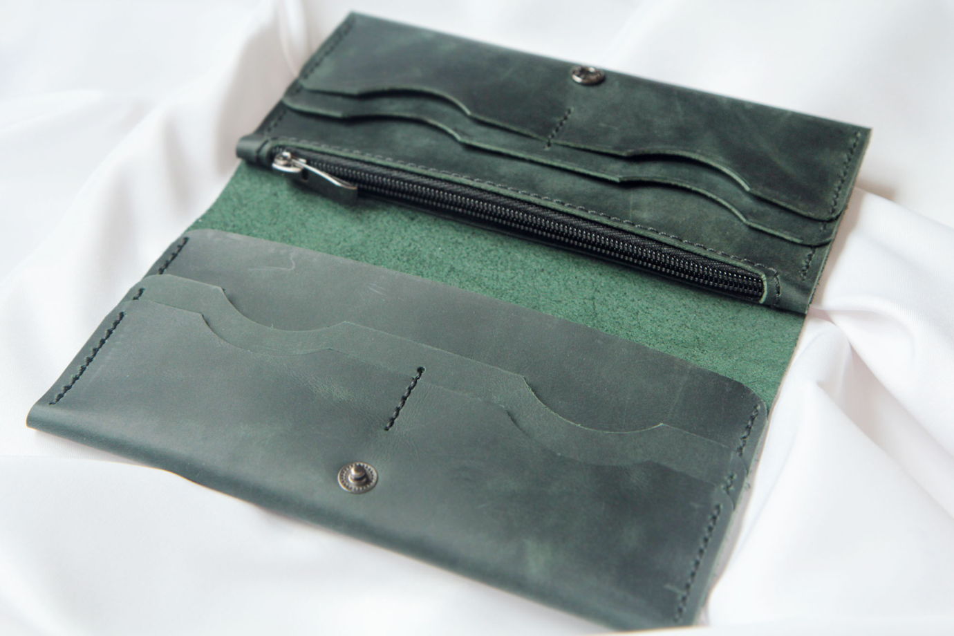 Зеленое портмоне лонгер для паспорта и документов из мягкой натуральной кожи ручной работы Wild Village