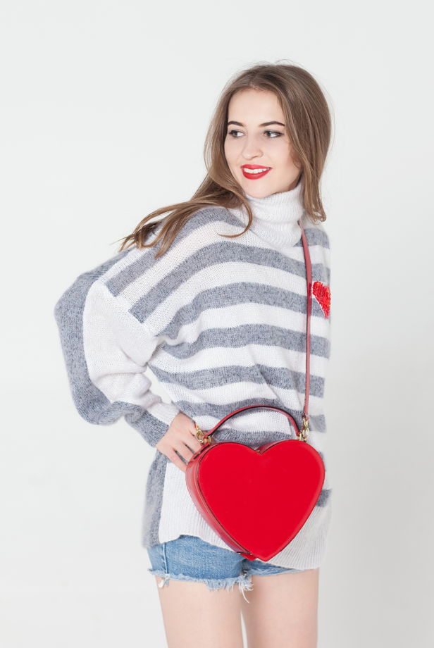 Полосатый свитер с горлом и вышитым сердцем