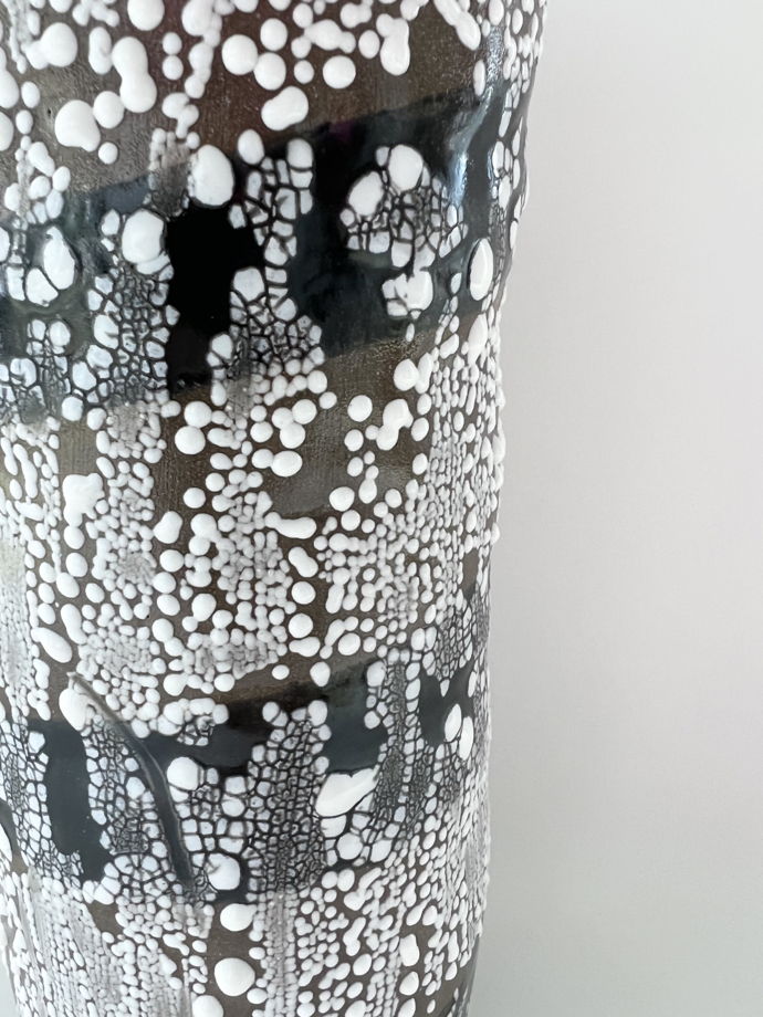чёрно-серо-белая керамическая арт ваза «tube» для цветов ручной лепки