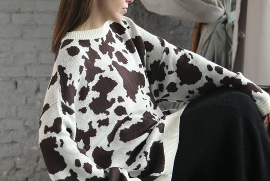 Джемпер с коровьим принтом
