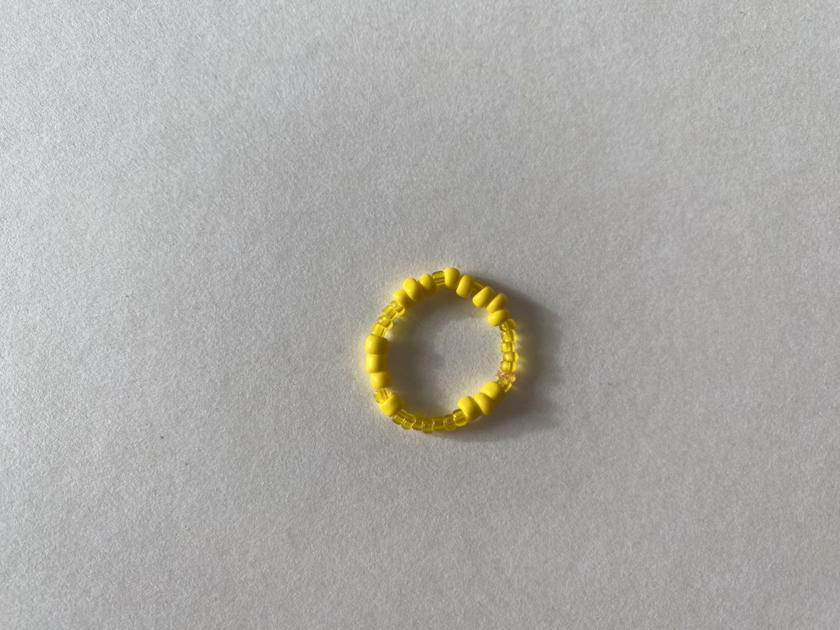 Кольцо из желтого бисера на эластичной нити «ку-ку-ру-за»