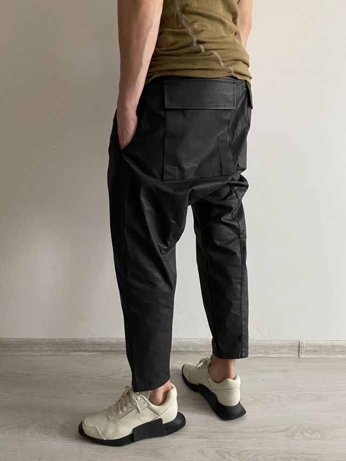 концептуальные укороченные штаны на молнии с косым гульфиком.