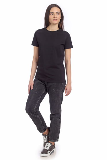 Хлопковая базовая черная женская футболка с контрастной вышивкой