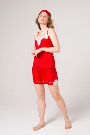 Красный пижамный комплект  из итальянского смесового шелка -топ с шортами. Отделан белым кружевом и белым кантом.