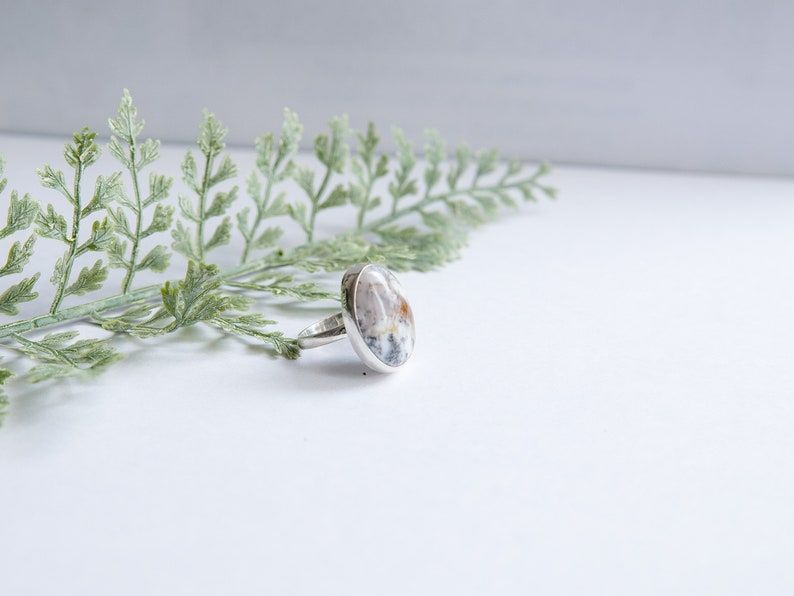 Кольцо из серебра с моховым опалом 17 размера