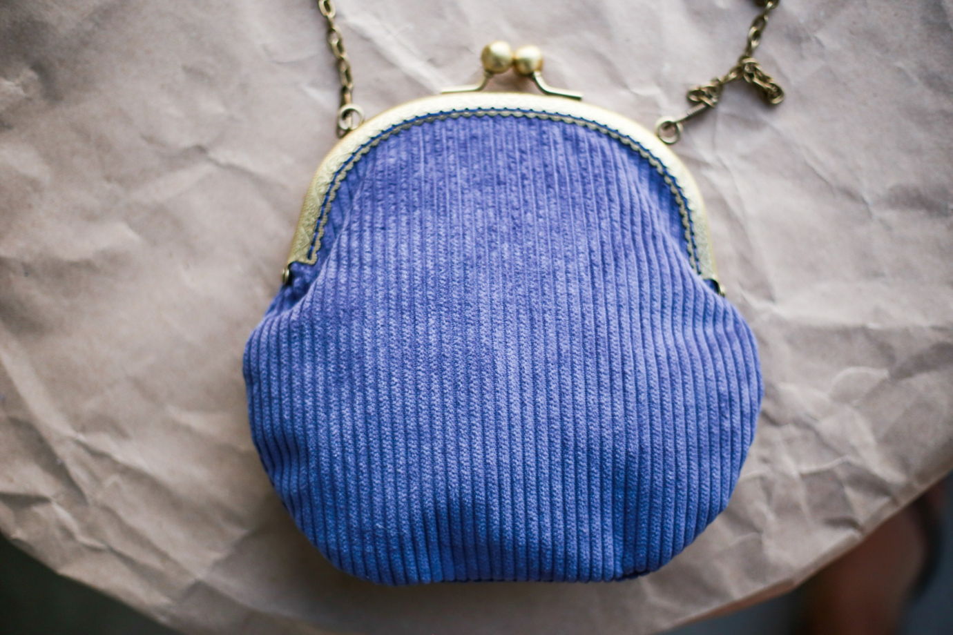 Женская сумка из вельвета фиолетового цвета