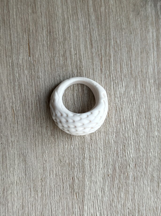 Белое кольцо унисекс "Дракон белый" ручной работы из полимерной глины