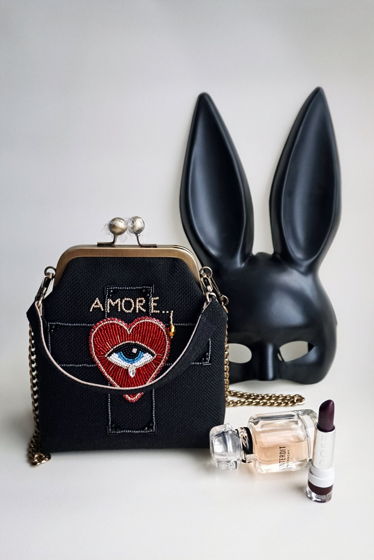 Женская сумочка с фермуаром и бисерной вышивкой "Amore"