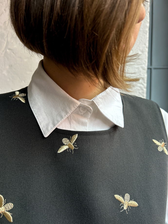 Манишка с вышивкой пчелы