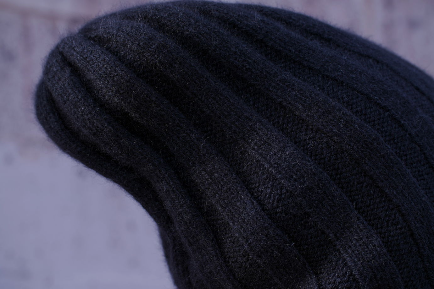 Вязаная шапка бини резинка с отворотом и макушкой тыковка черного цвета