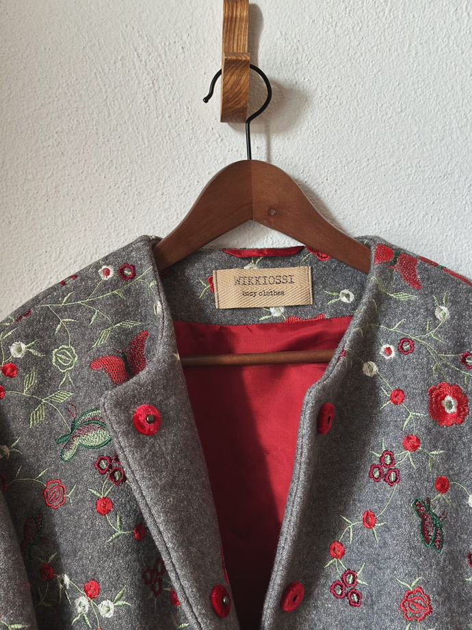 Короткое пальто/жакет с вышивкой