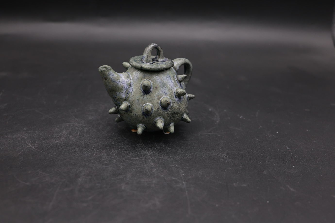 маленький чайник с колючками