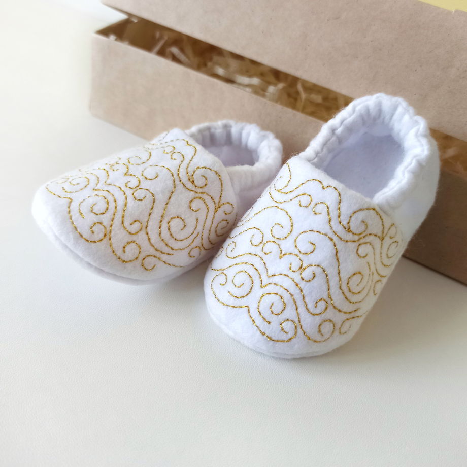 Белые пинетки на Крещение для новорожденной. Из фетра, с золотой вышивкой.