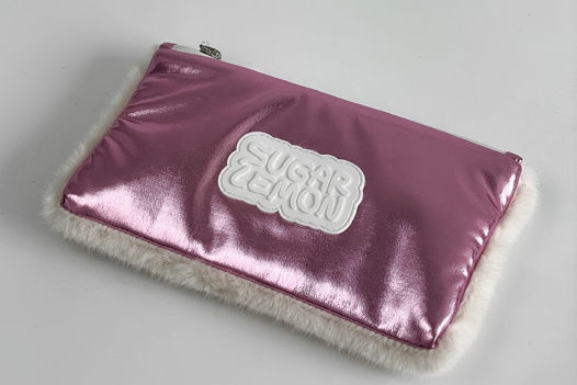 Дизайнерская косметичка из розовой экокожи спереди и искусственного белого меха сзади, c логотипом  SugarLemon, размер S