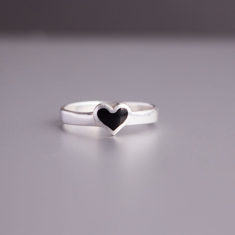 Кольцо серебряное с черной горячей эмалью "Про любовь". Грузия