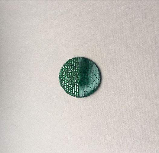 Брошь круглая  минималистичная из бисера зеленого цвета.