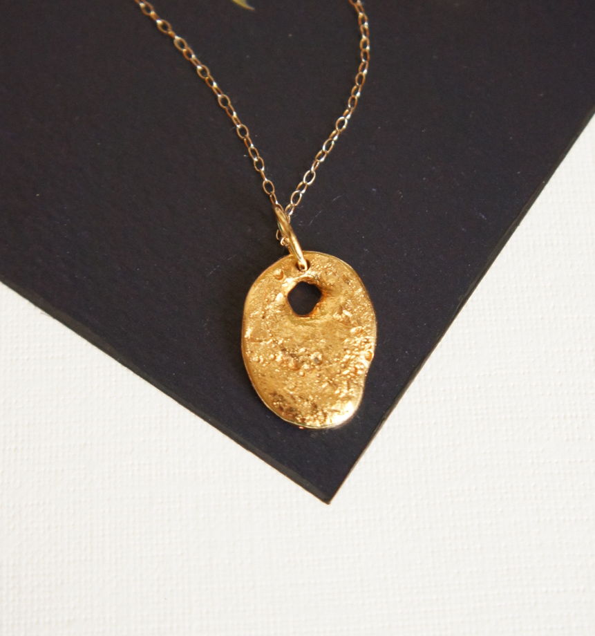 Позолоченный кулон на удачу камень с дыркой куриный бог на цепочке винтаж