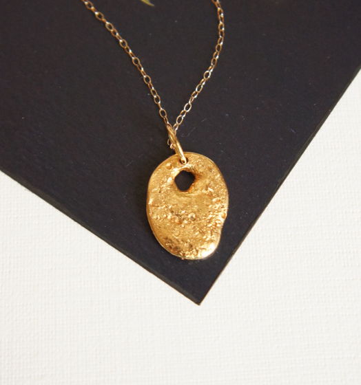 Позолоченный кулон на удачу камень с дыркой куриный бог на цепочке винтаж