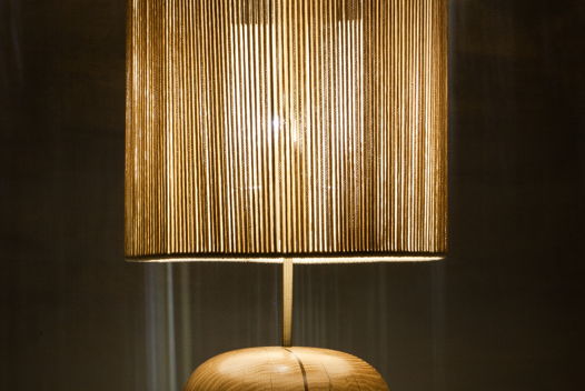 Настольная лампа c деревянным основанием.