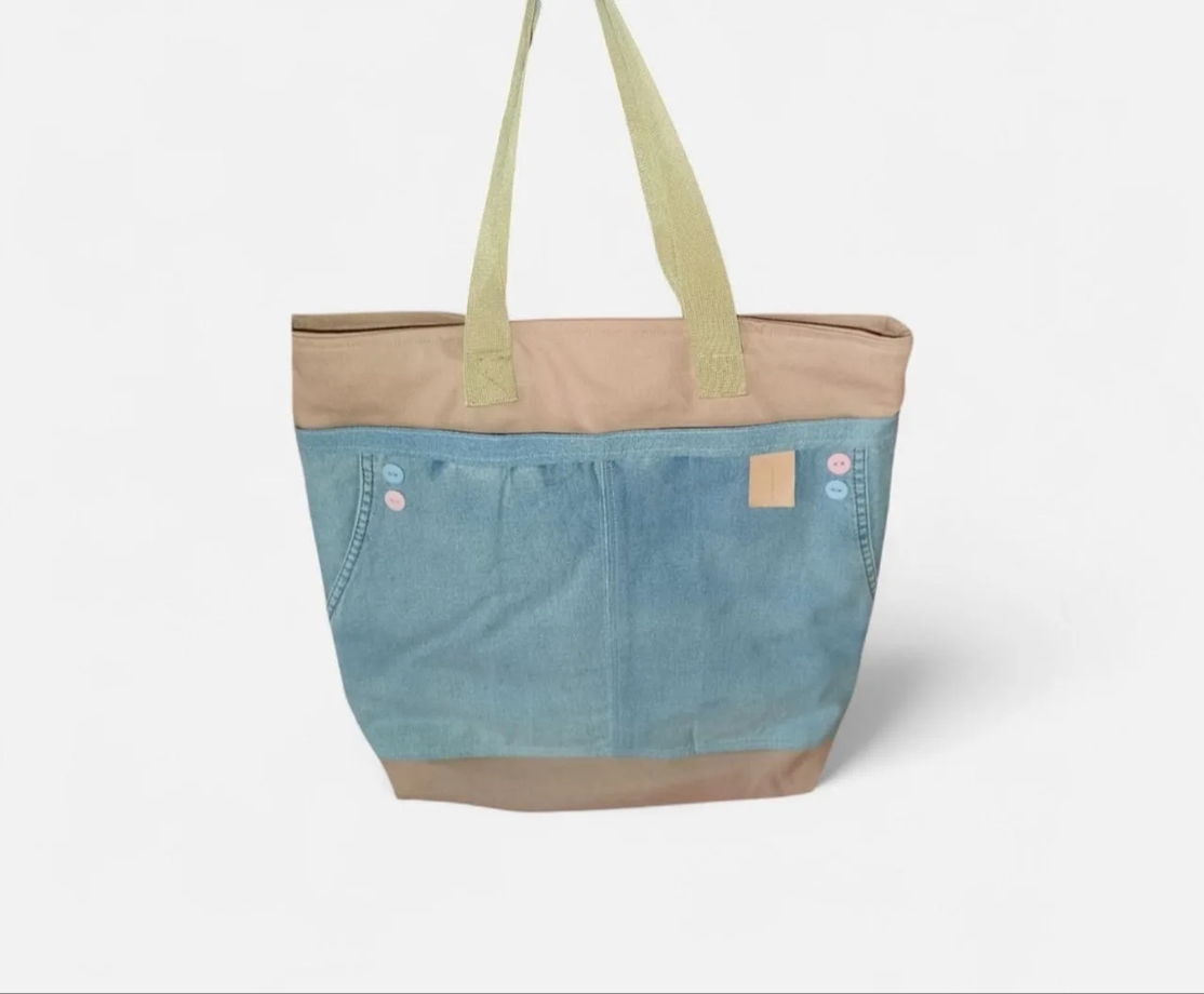 Яркая весенняя сумка из переработанного денима ручной работы.