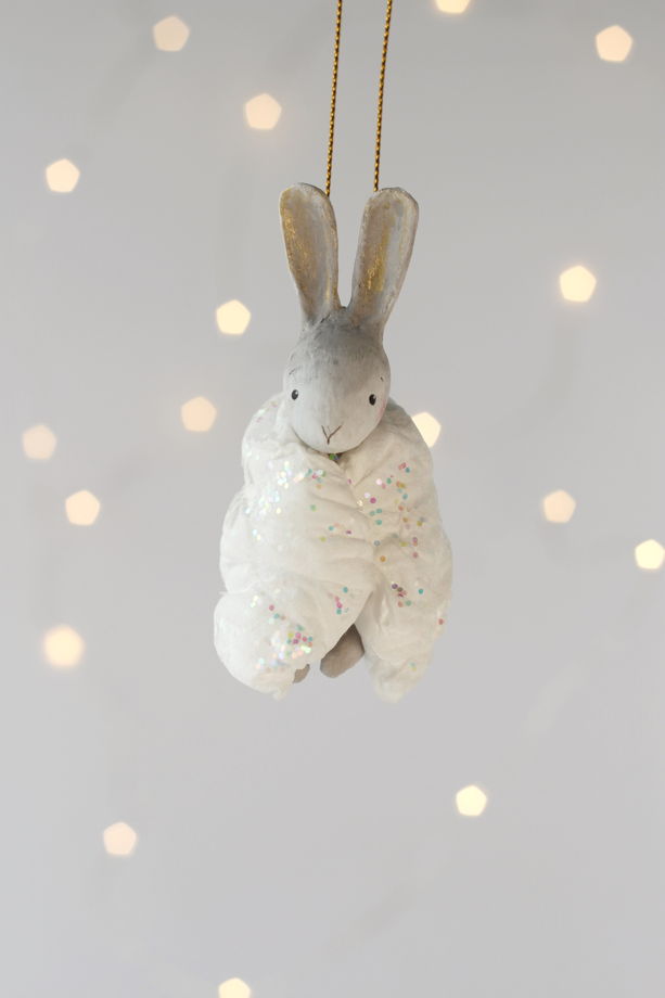 Авторская елочная игрушка "Сонька в одеялке", кролик серый и с конфетти